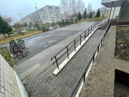 Центральный вход учреждения оборудован пандусом.
